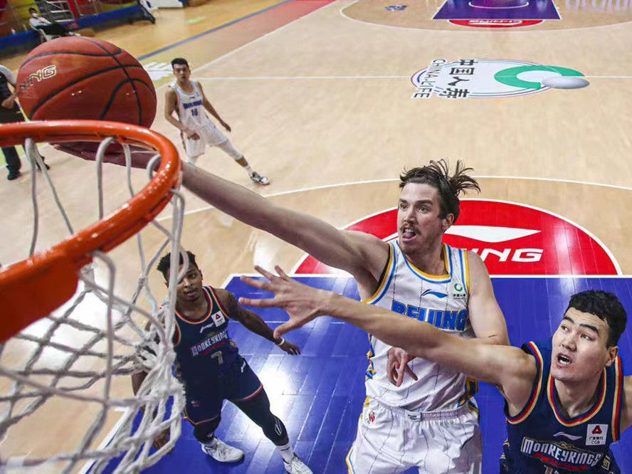 快攻频频:北京队利用快速反击不断扩大优势! 快攻频频:北京队利用快速反击不断扩大优势!