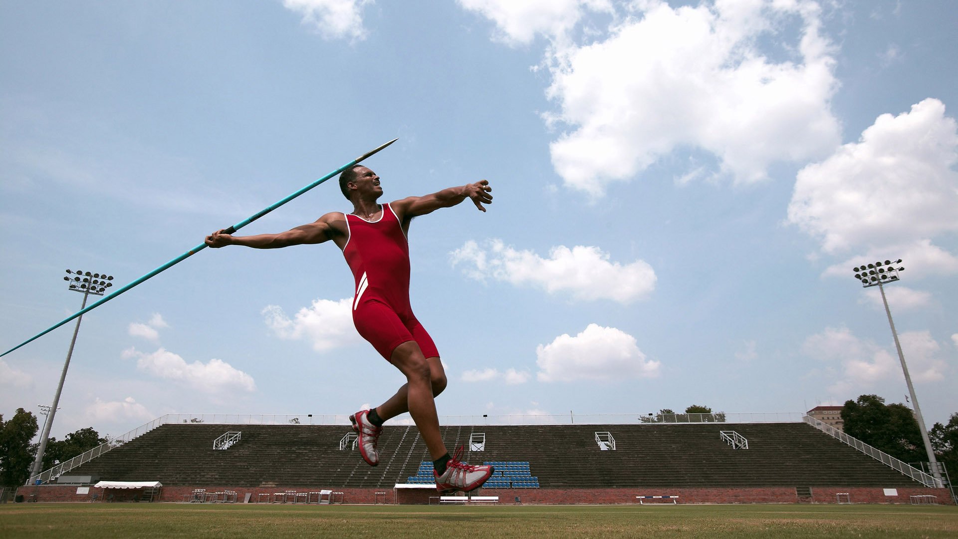 高质量比赛吸引观众目光,场面精彩纷呈,吸引人参加比赛的宣传标语